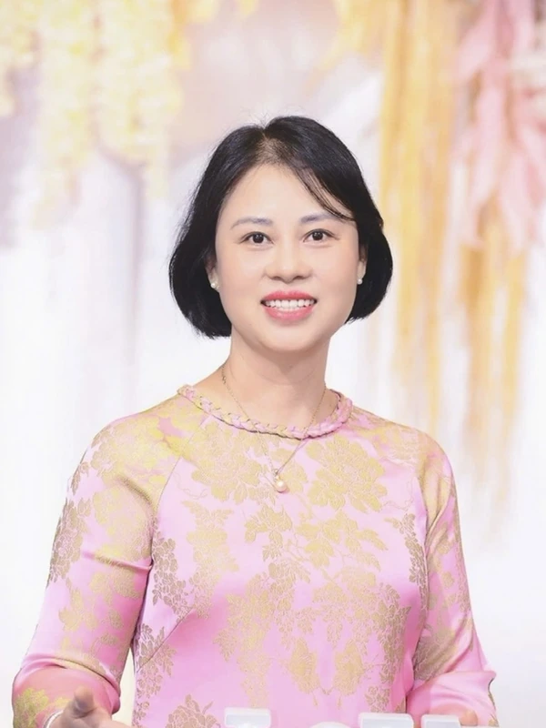 Chân dung Hiệu trưởng, nền trung tính
