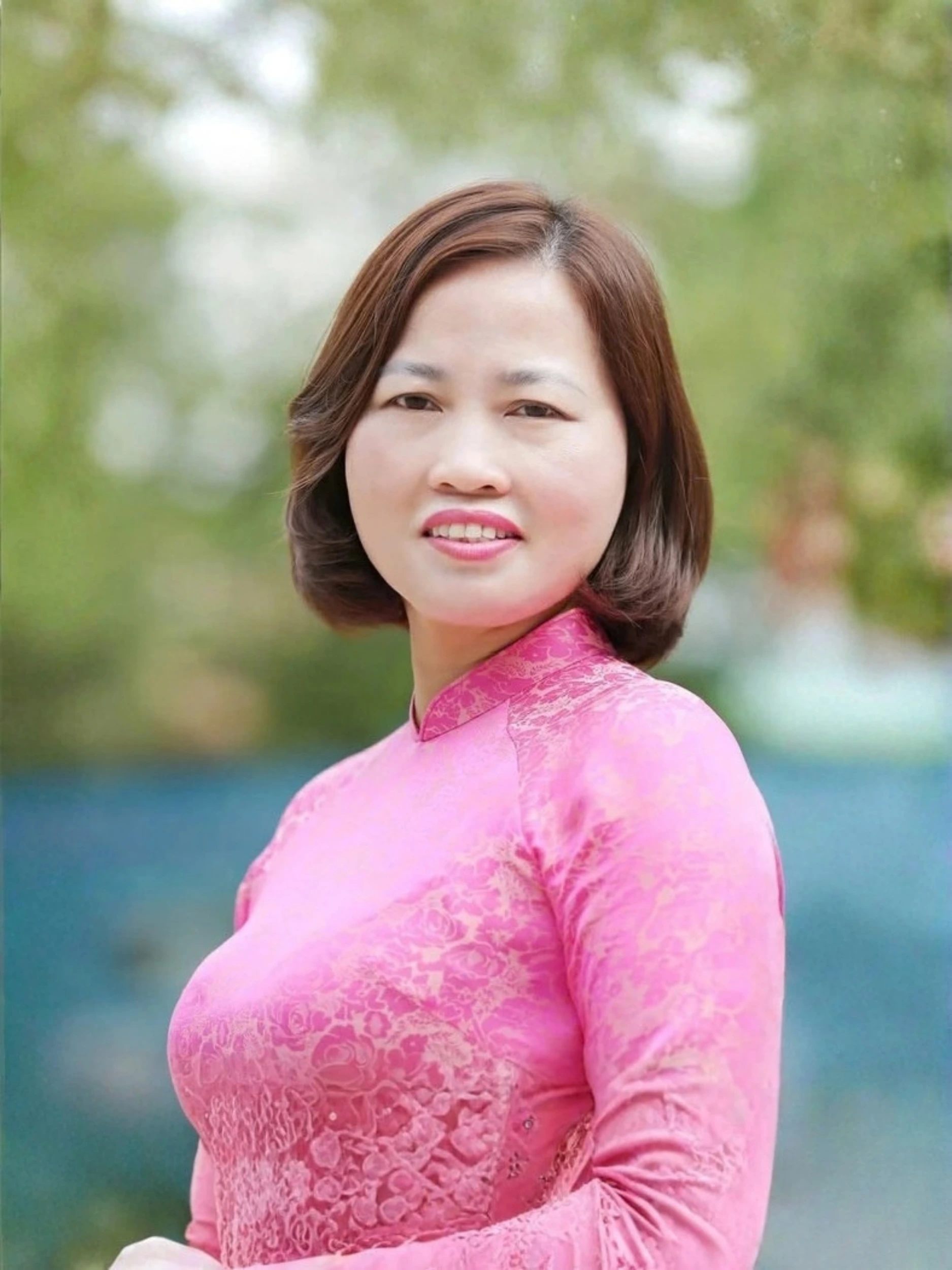 Chân dung Phó Hiệu trưởng, nền trung tính