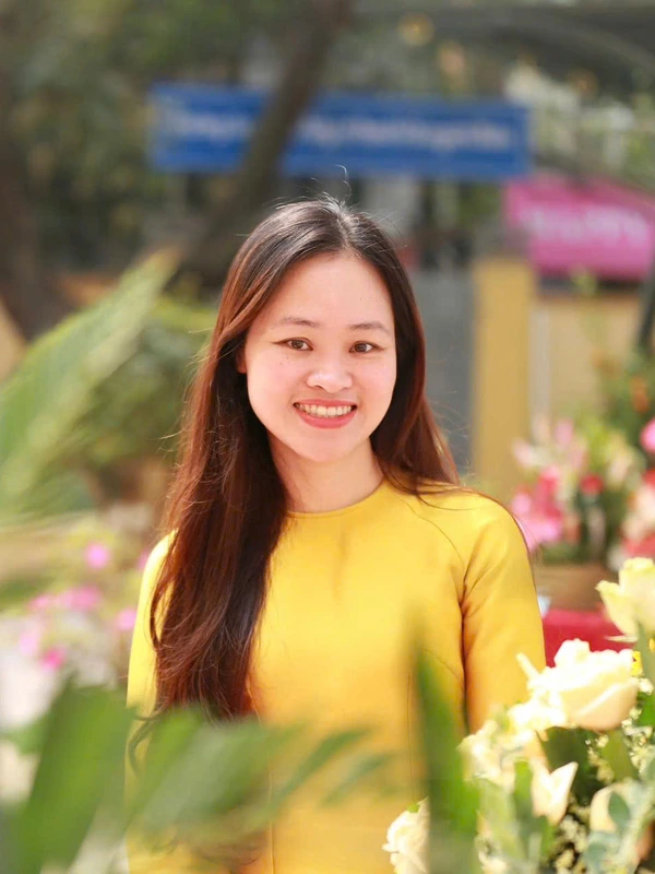 Chân dung Phó Hiệu trưởng, nền trung tính