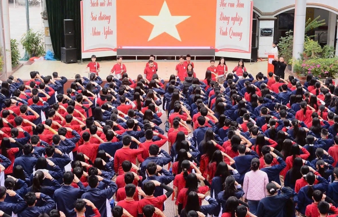 Toàn cảnh sân trường cơ sở 300 Bạch Mai, học sinh giờ ra chơi