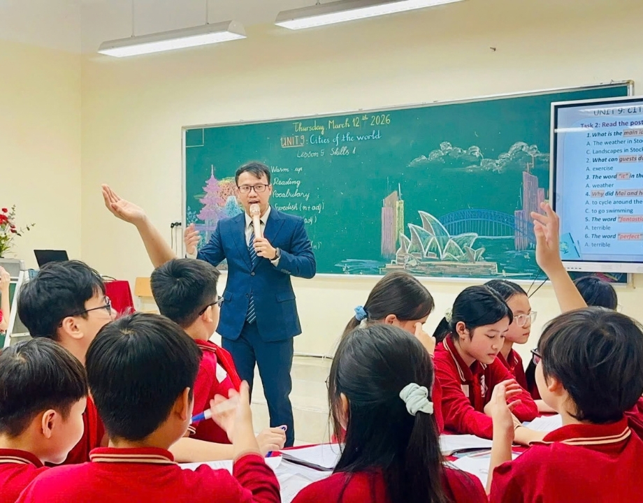 Mặt tiền trường, biển tên và cổng chính