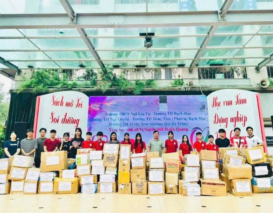 Trao quà tình nguyện mùa lũ